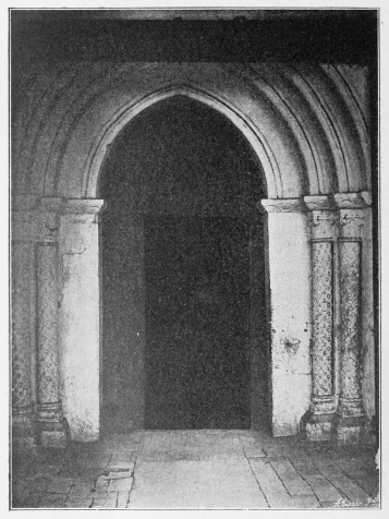 Lámina 44.
ARGANDOÑA Puerta de la iglesia.
(Fot. L. E.)